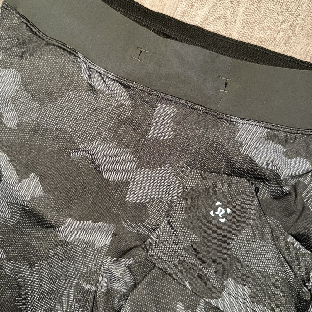 Lululemon T.H.E. Shorts 9" Linerless Men's S Green Camo Performance Pockets